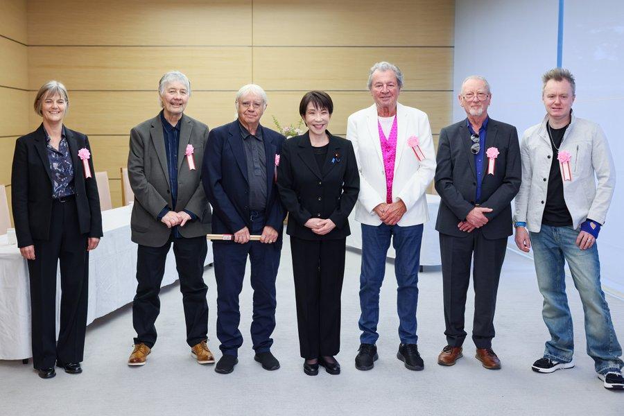 高市早苗：今天，邀请正在访日的Deep Purple全体成员以及驻日英国大使朗博