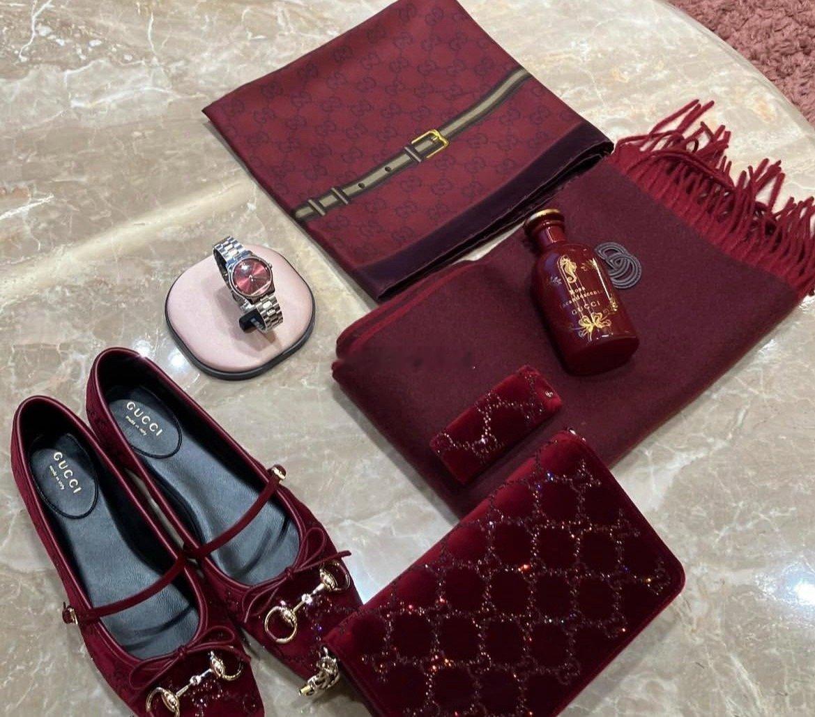 树莓红｜风格大赏GUCCI假日树莓红系列，遇见浓郁树莓红，成就了本季最亮眼的时髦