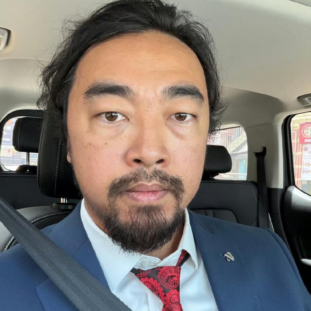 知名网红“峰哥亡命天涯”网感也太好了，他说：我带着刘翔一起全国跑半马，我现在出场