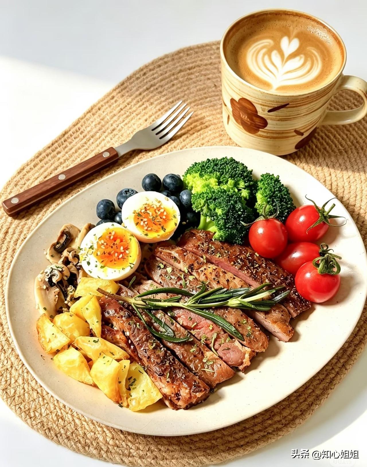 天必须要有的饮食：
1.一杯温开水。
2.早餐一个鸡蛋。
3. 上午一杯牛奶或豆