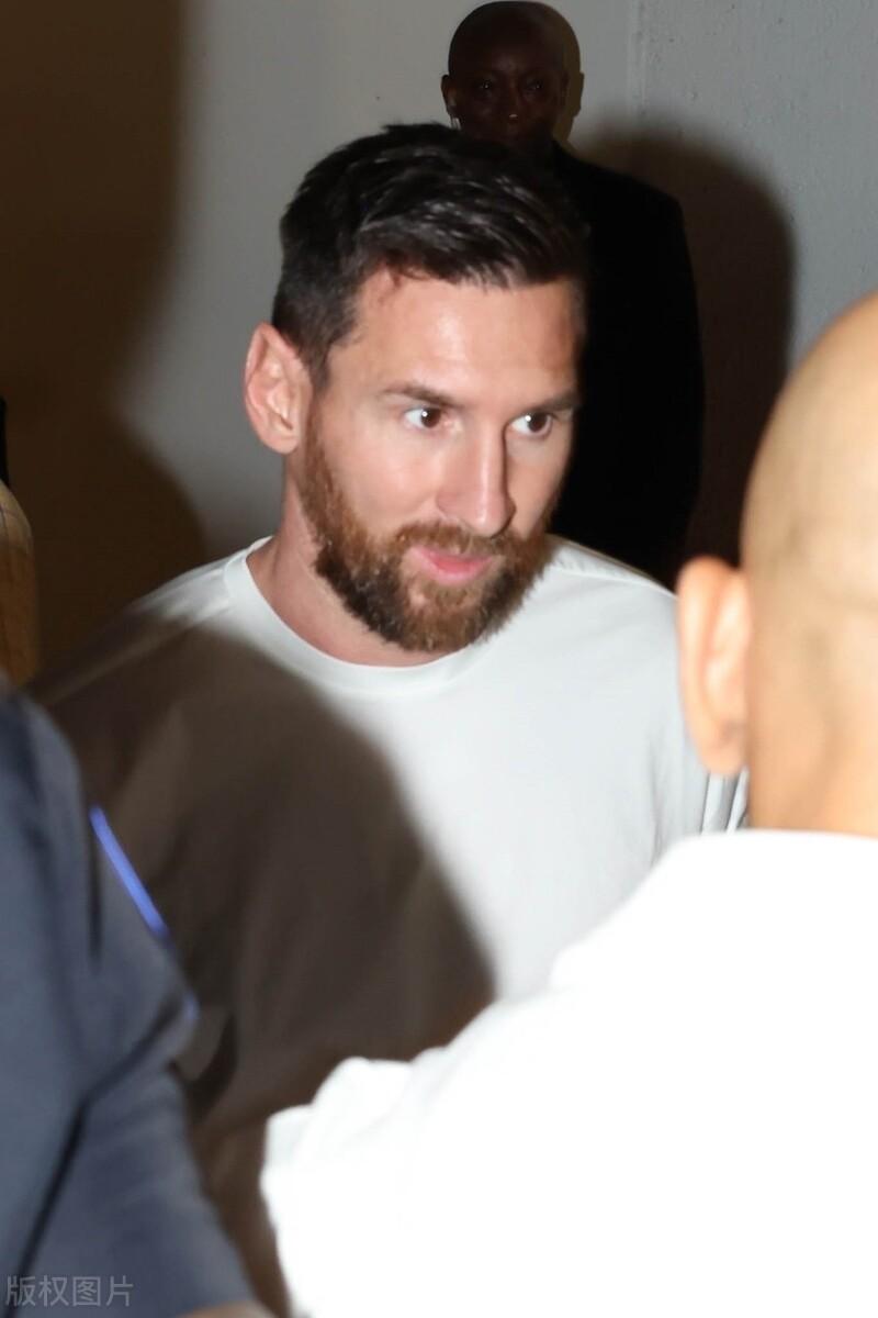 迈阿密国际全队聚餐庆祝赢球，低调的梅西，一件白色短打T也被团团围住了[捂脸][捂