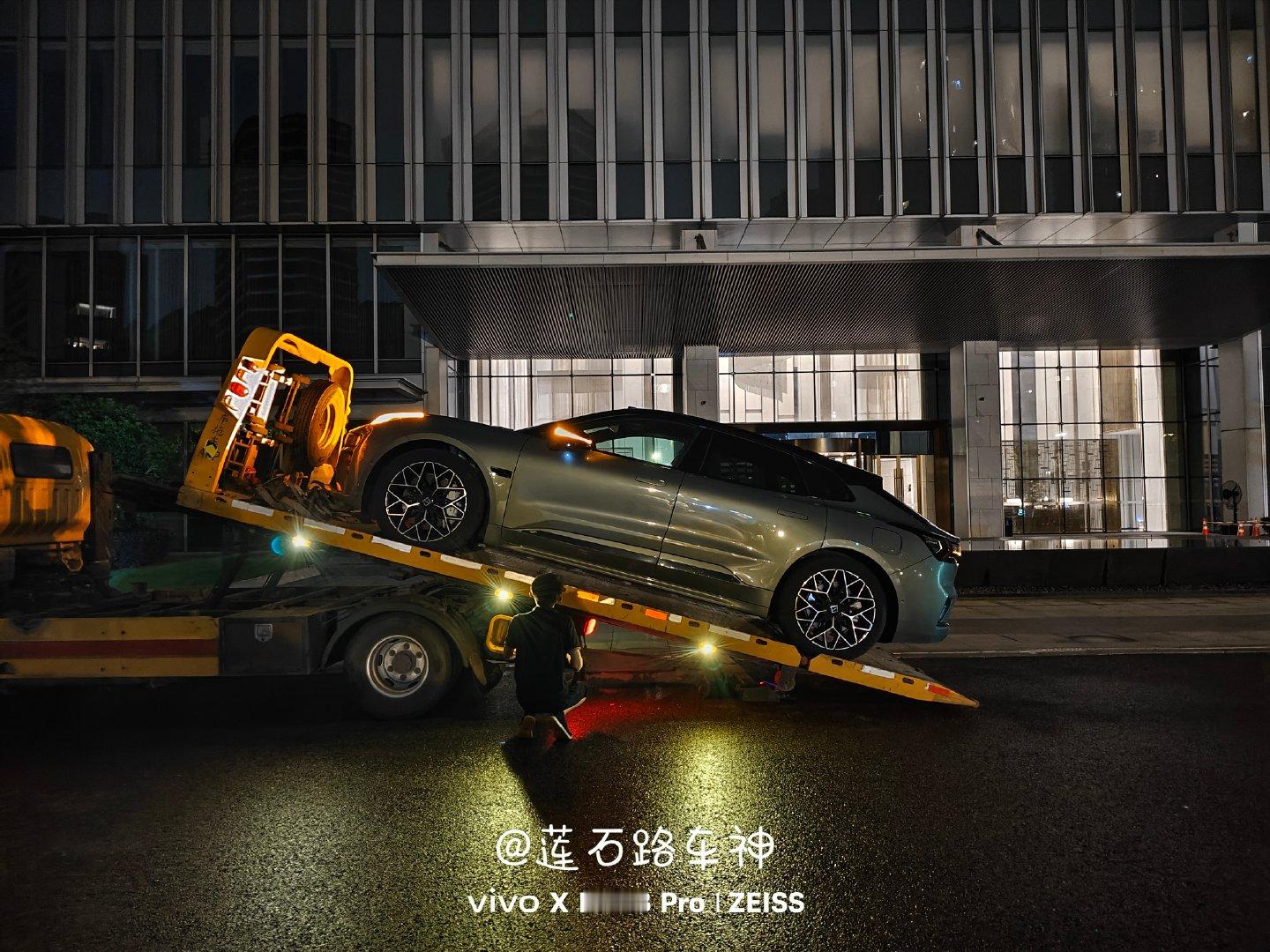 听说我今天开始要去横店拍一个跟汽车无关却很有趣的视频，极氪连夜送来了新款极氪00