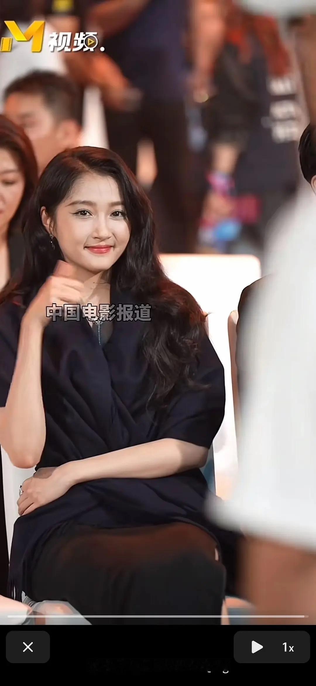 关晓彤是不是该少喝点儿了，面相已经有点儿变化了 ​​​