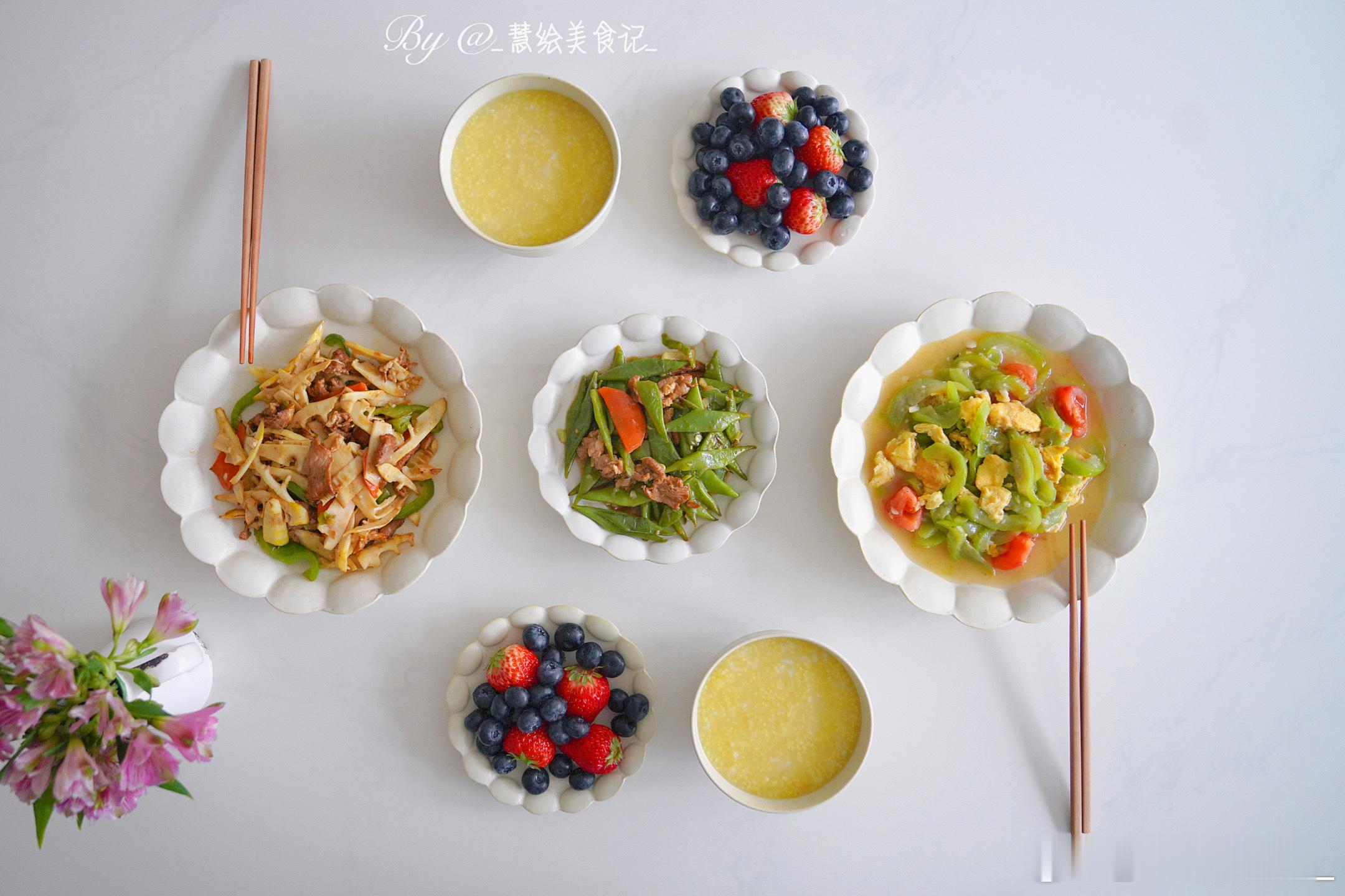 周五啦~早午餐春笋炒肉、丝瓜炒鸡蛋、豆角胡萝卜炒肉、小米粥、蓝莓、草莓 ​​​