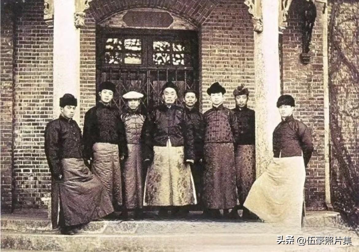 1920年，张謇（左四）和梅兰芳（右三）在南通博物苑合影。张謇早在1914年便注