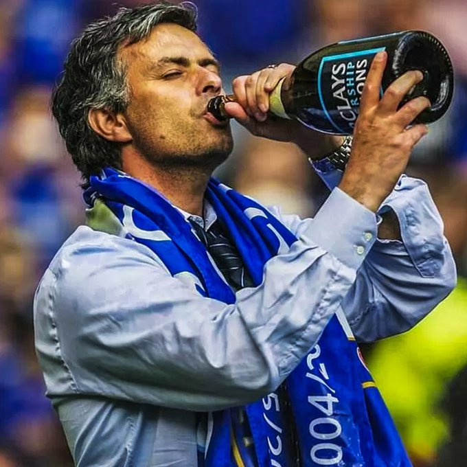 20年前的今天：穆里尼奥执教的切尔西队连续两次赢得英超联赛冠军！ 