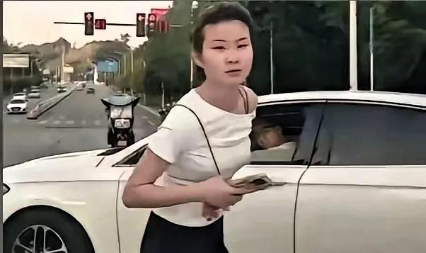 为抢路口车流强行加塞插队把自己送进拘留所，重庆这名女子的账，算得太亏了。

重庆