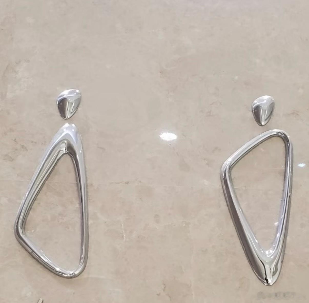 谁能管管现在的商场厕所终于有人说这个问题了，每次在去不熟悉的商场上厕所，我都得在