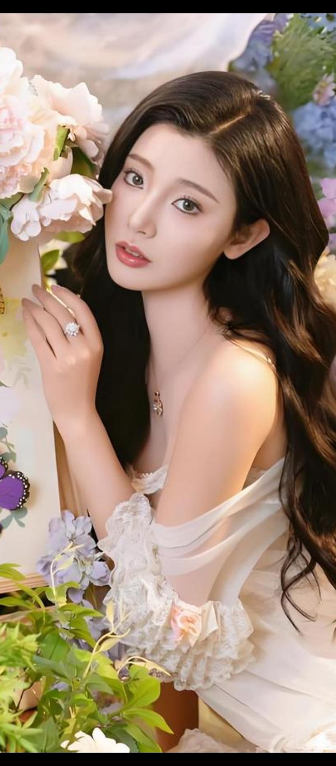 花间美人影，玉环映芳华。