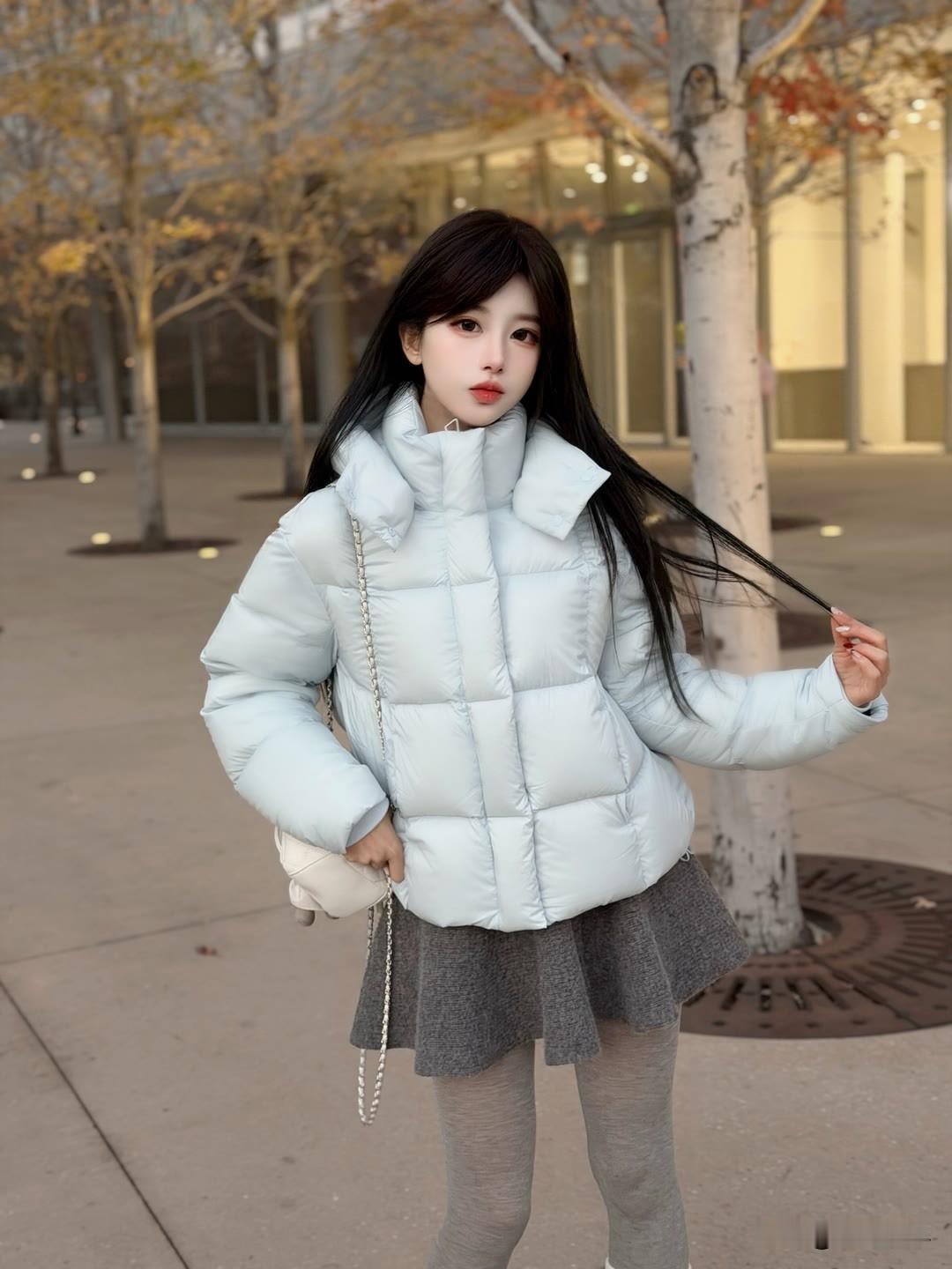 雪中红妆，那是一幅绝美画卷。想象一下，漫天飞雪纷纷扬扬，一位身着红妆的佳人站立其