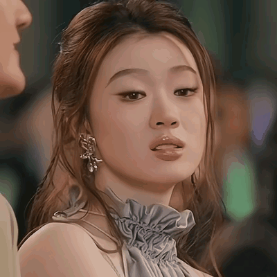 看单依纯18岁到24岁之间的变化，小长脸变成扁圆脸，眉毛变淡了，鼻子变宽了，嘴唇