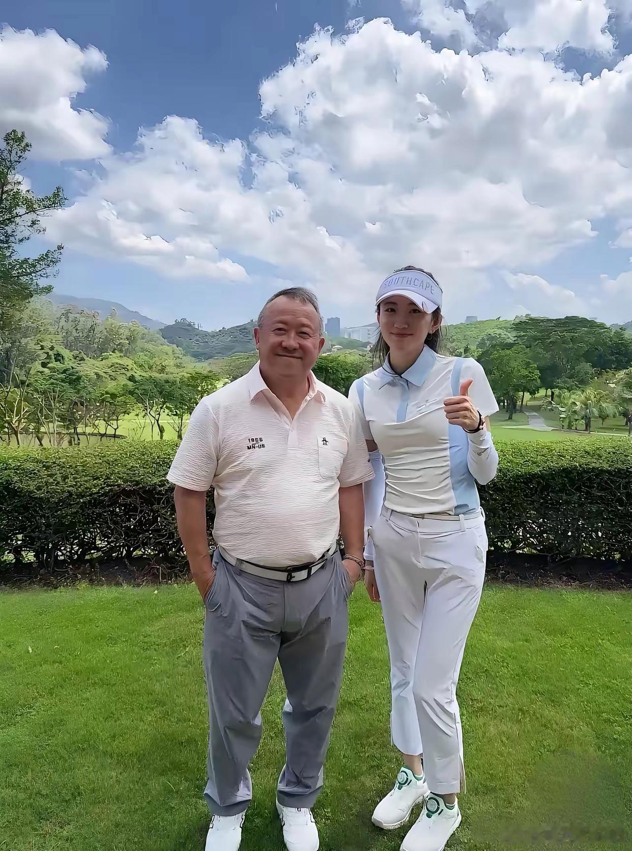 哇！这是72岁曾志伟同框年轻人，状态也太绝了吧，果然娱乐圈明星都很会保养！在高尔