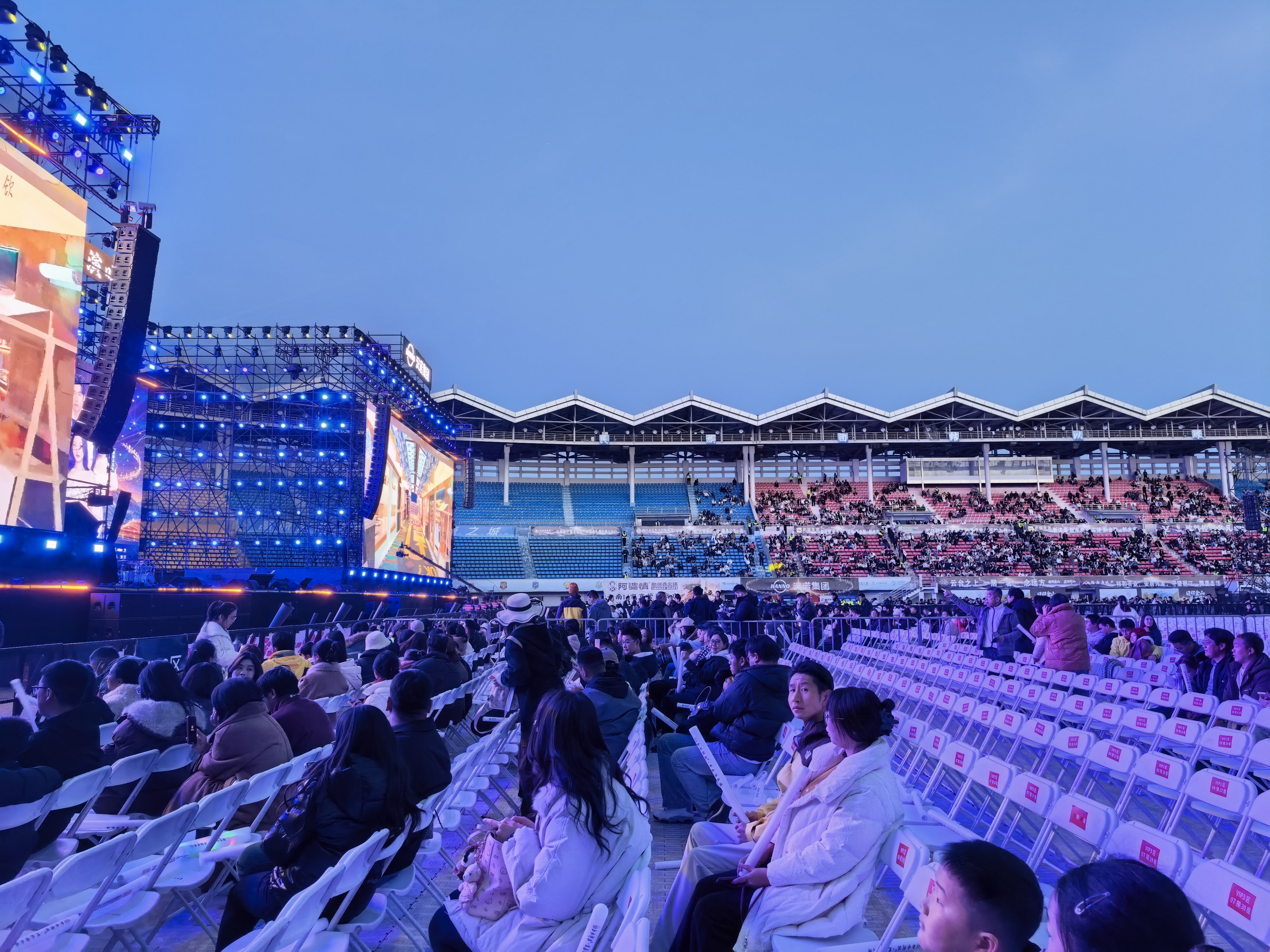 今晚可以看张韶涵了，特意买的VIP，不过这位置真的配VIP吗我还特意带上了演唱会