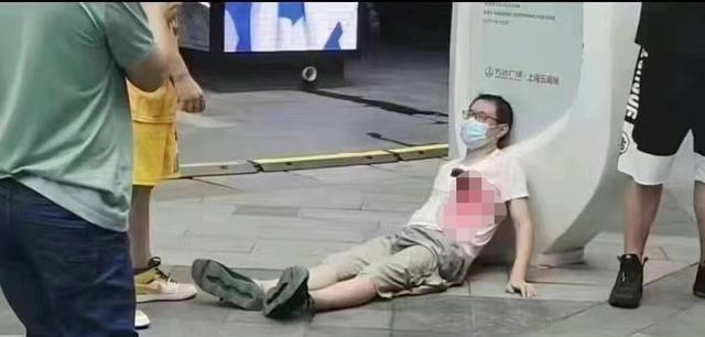 1951年10月，飞行员华龙毅满身鲜血靠在一块石头上，看着手提斧头围上来的陌生面