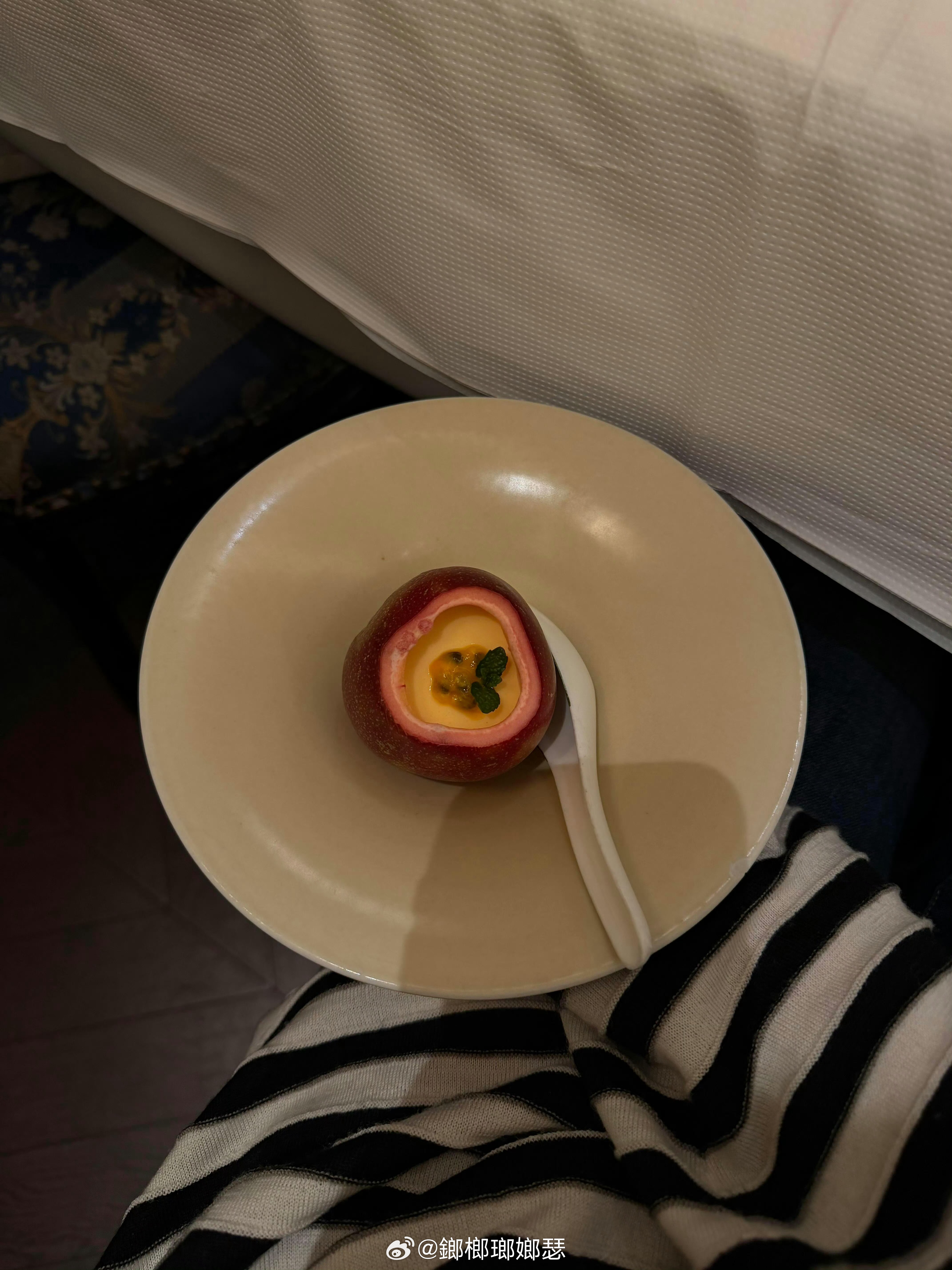 不化妆根本不敢出门 因为我的素颜一看就是一个作息颠倒之人 糖油摄入之人 被生活毒