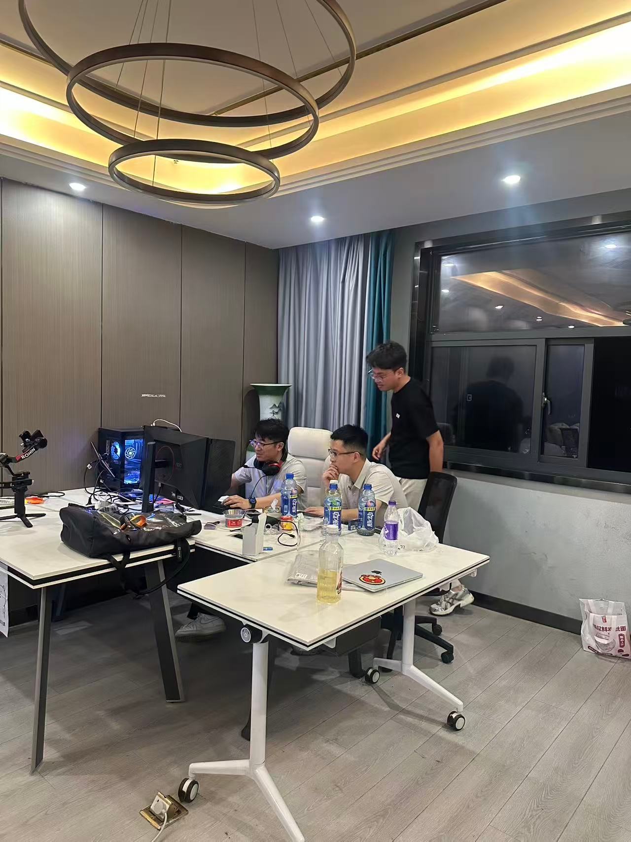 工作18小时，他们都是自愿的真的 