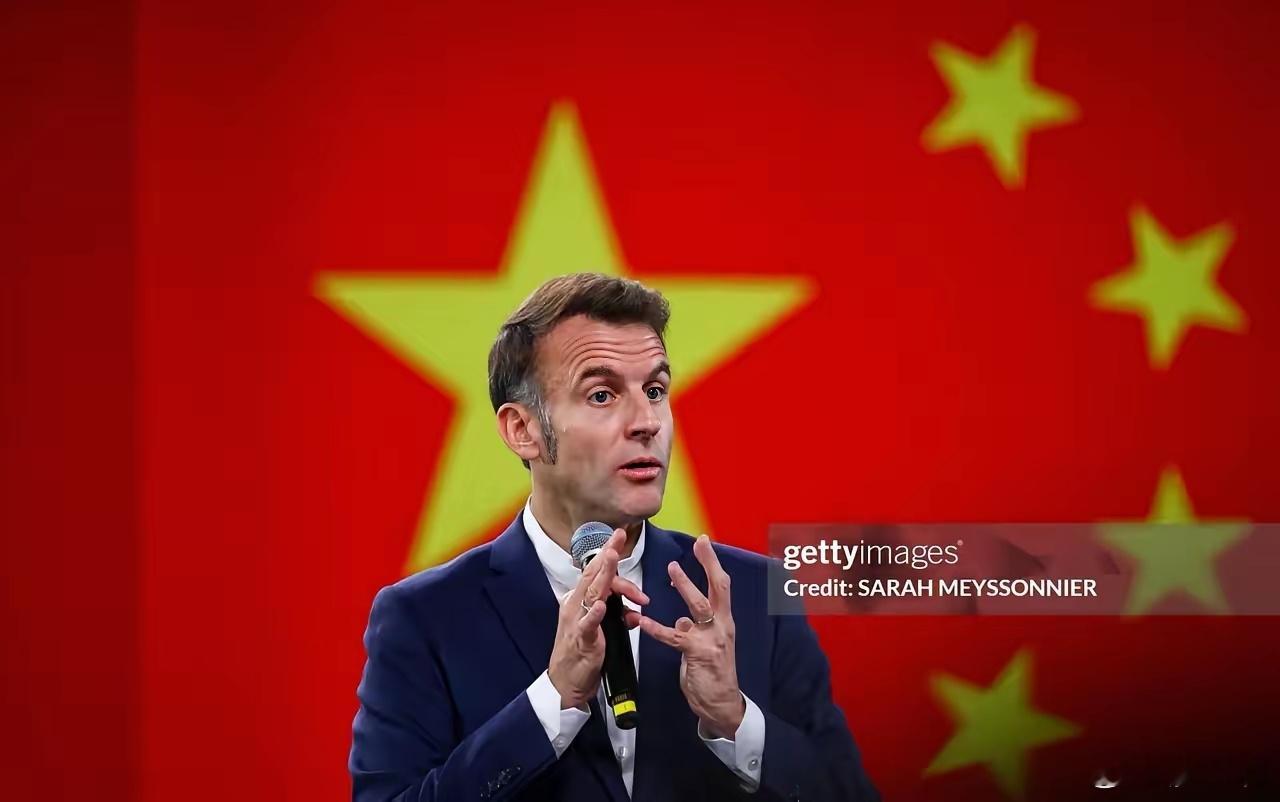 马克龙访华法新社拍的这张照片绝了，大家看看给这张照片配什么标题好，我先来：他在红