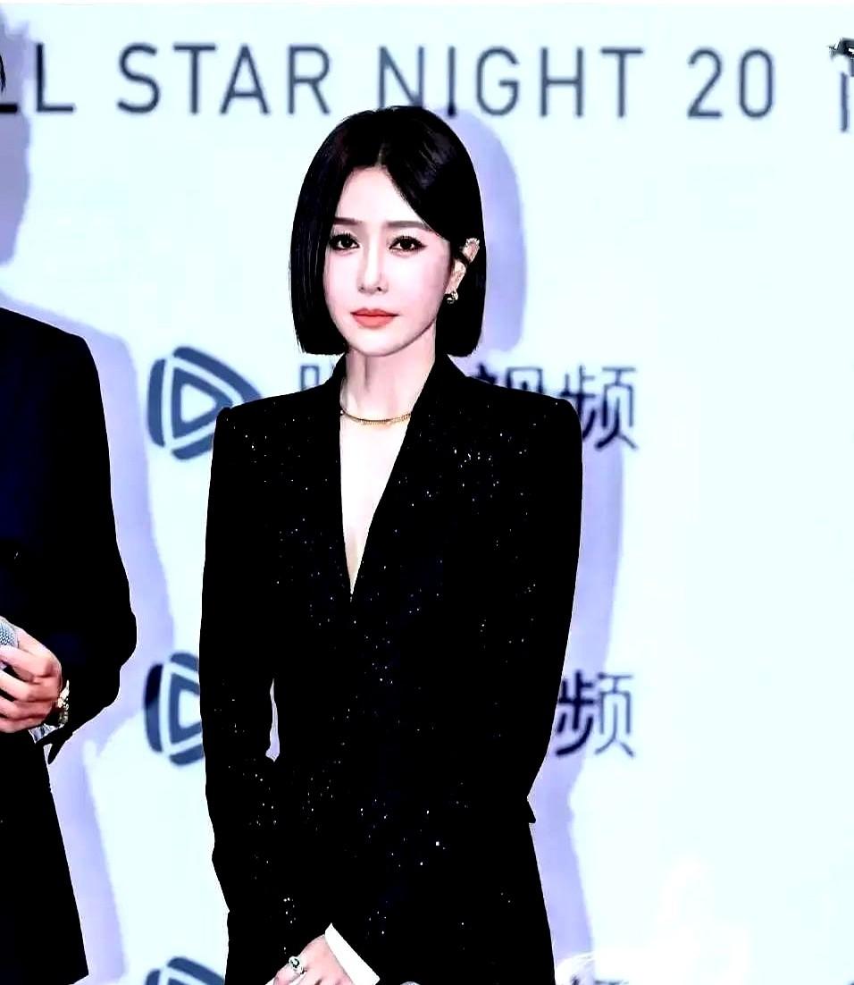 前男友直接搬走，就因为袜子？

没错，秦岚自己说的。

她在节目里随口一句“袜子