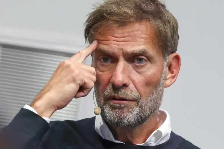 TA：尤尔根·克洛普现在具体在做什么？在德国科塔韦格莱比锡红牛崭新的办公大楼里，