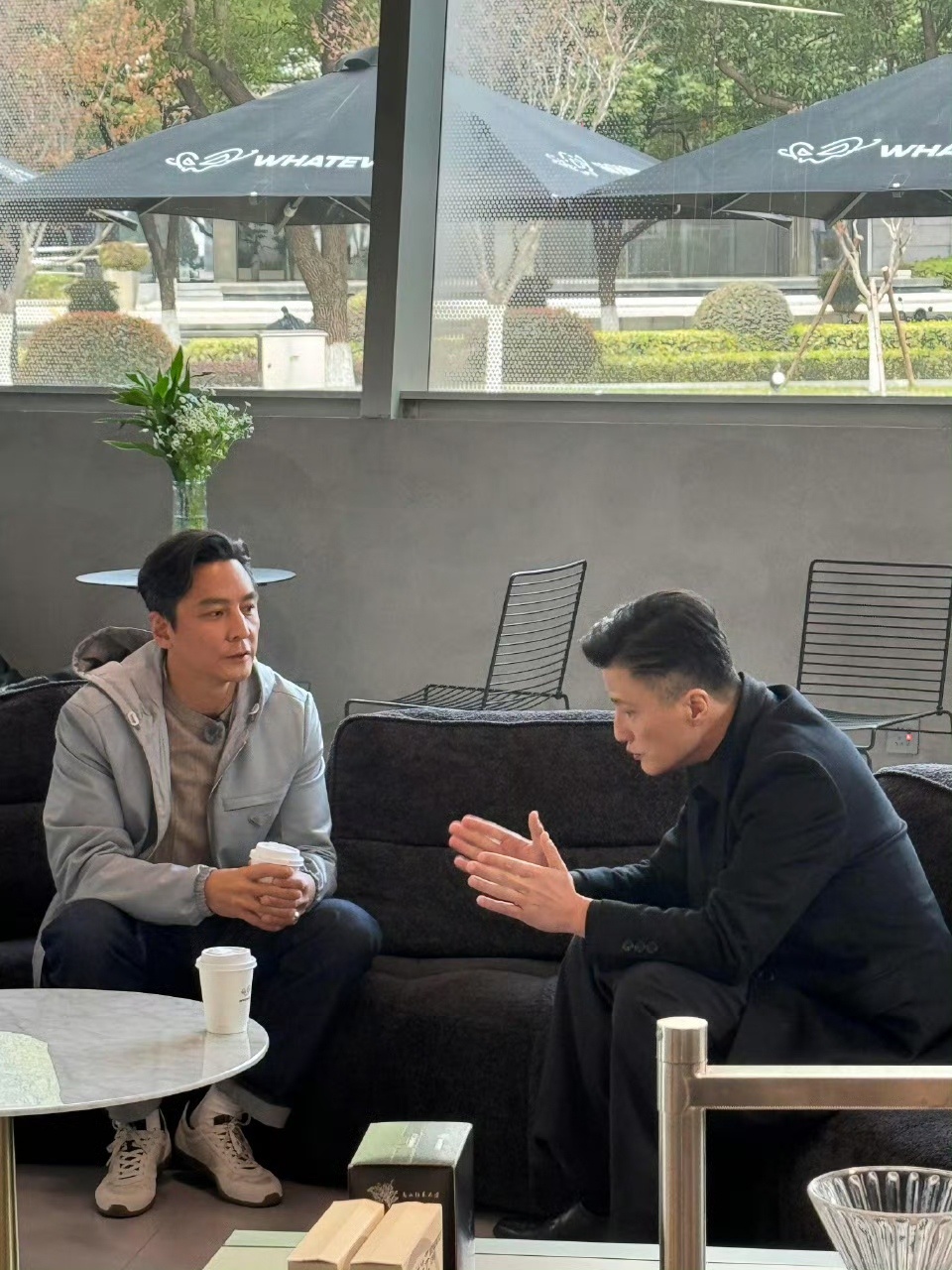 50岁尹子维婚后状态黑色大衣造型利落有型，五十岁依旧保持着很好的体态，婚后的滋养