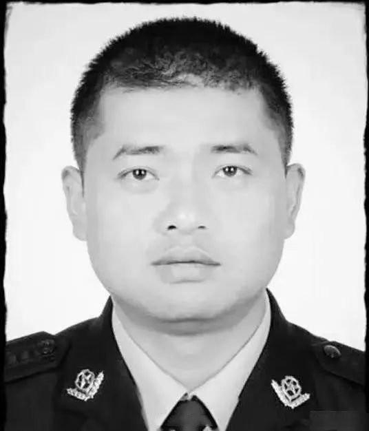 缉毒警察刘军，在执行抓捕任务返回途中不幸遭遇车祸，以身殉职，时年仅44岁。[伤心