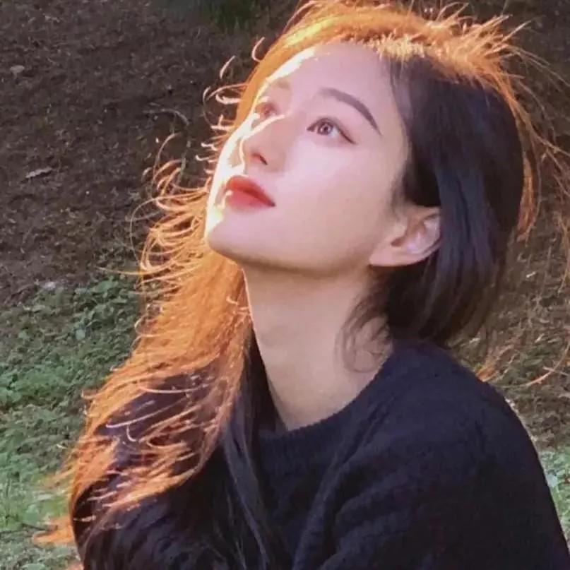 风拂青丝舞，月下美人思。素衣轻舞倚楼台 月下汉服美人 青丝映眸 暮霞染柳堤 青丝