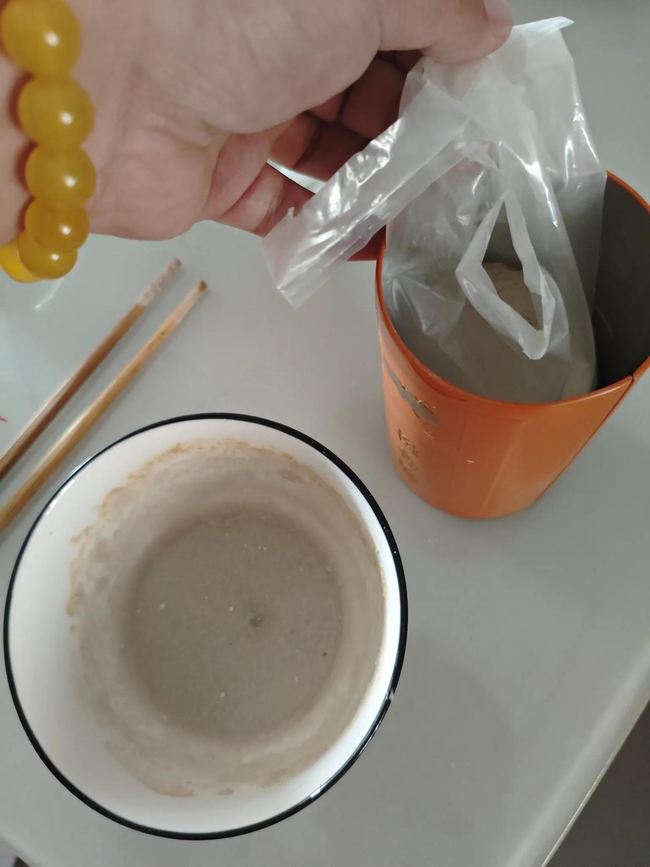 买茯苓的时候一定不要买茯苓粉末，太难冲开了，用沸水也不行，煮也不行，还是买块状茯