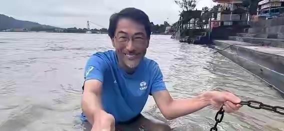看看印度恒河水把日本驻印度大使滋润的眉开眼笑。9月6日，日本驻印度大使小野启一，