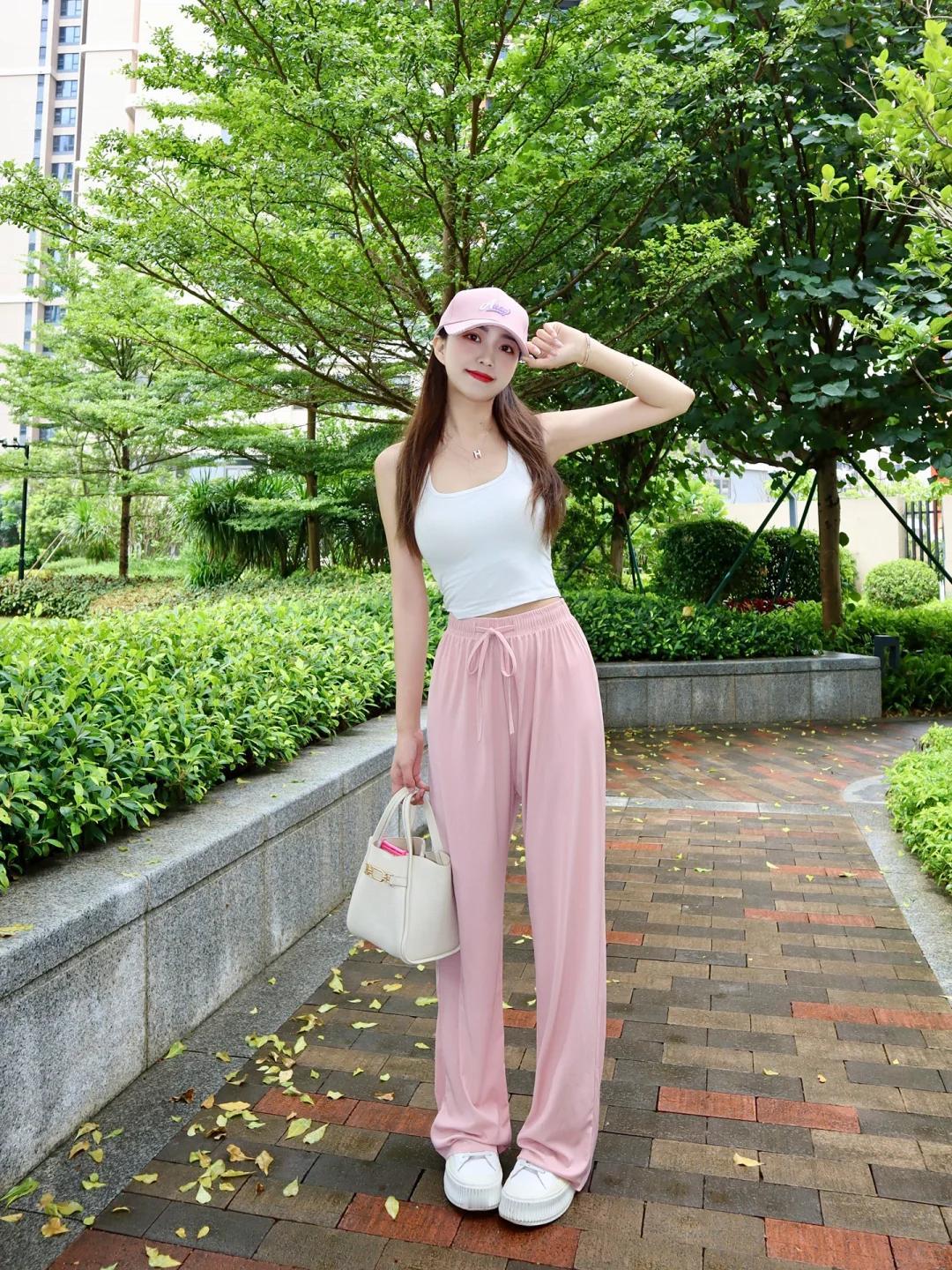 #夏日生活打卡季#✨清新甜美风来袭！白色背心简约纯净，与粉色冰丝阔腿裤的温柔碰撞
