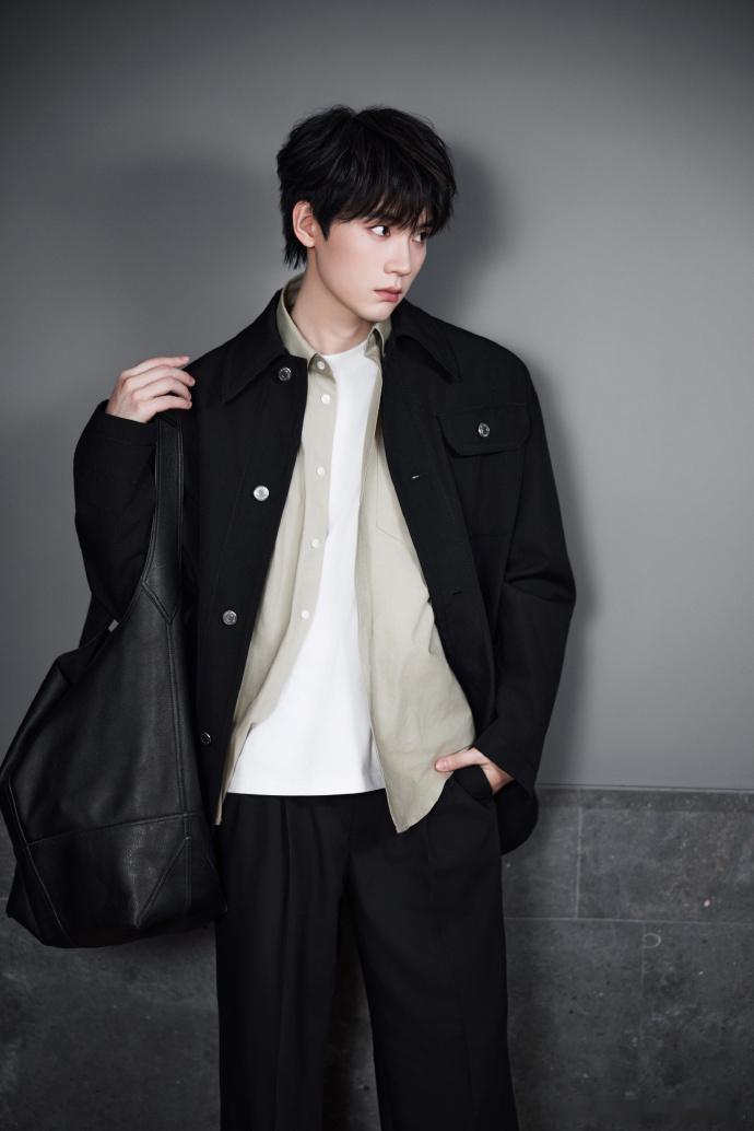 周翊然巴黎时装周出发图周翊然启程巴黎时装周周翊然巴黎时装周出发图，周翊然启程巴黎