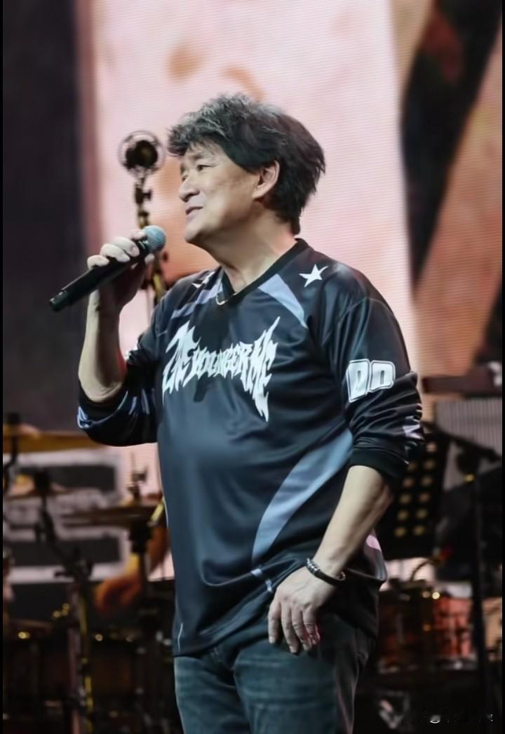 时至今日，周华健再度唱响那首《朋友》，情真意切。年龄与歌曲的时间价值尽显无遗，歌