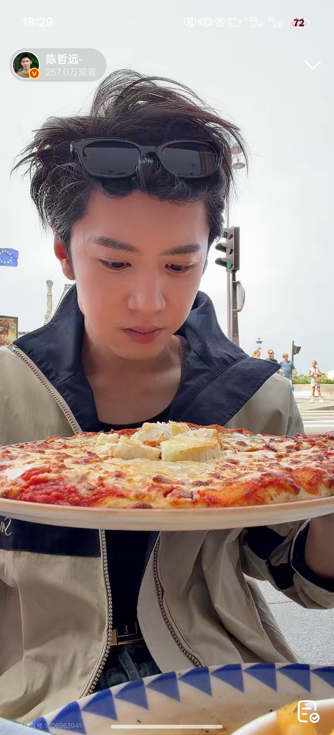 眼里全是对食物的渴望我老公大馋小子来的 