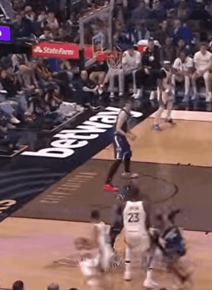 库里一左一右，连续两个3+1。本季7个3+1，联盟第三了——虽然只打了半季。上一