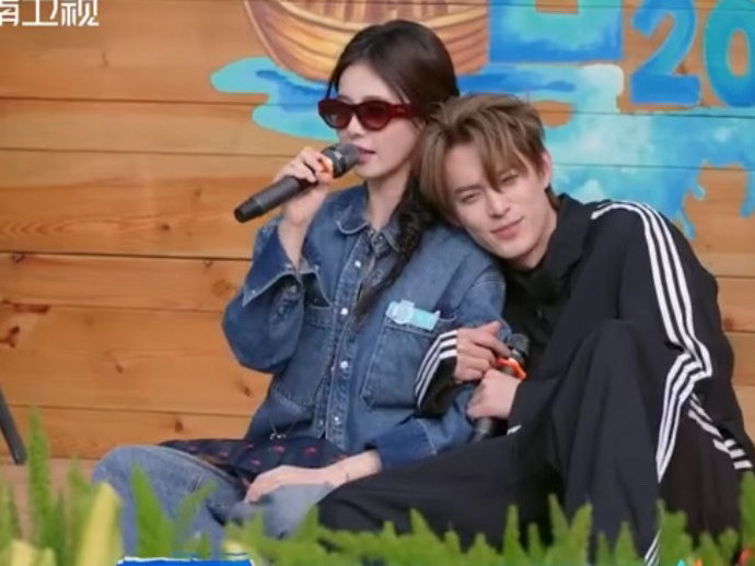 白鹿问王鹤棣你累不累王鹤棣头靠在白鹿肩膀上，白鹿：杉菜 王鹤棣：“类，你累不累”