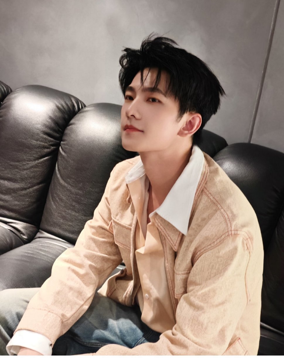 #杨洋怼脸侧颜照#杨洋周末营业，复古印花夹克造型一下子就进入了秋天的感觉。怼脸侧