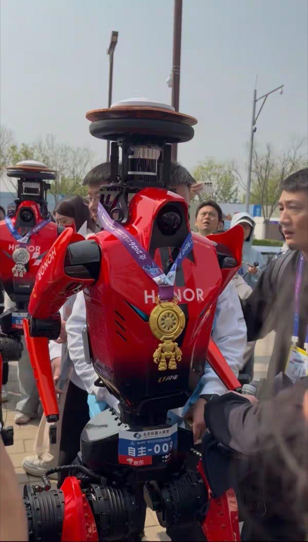中国机器人破半马纪录引外媒热议荣耀机器人北京半马跑赢人类引外媒关注 荣耀机器人北