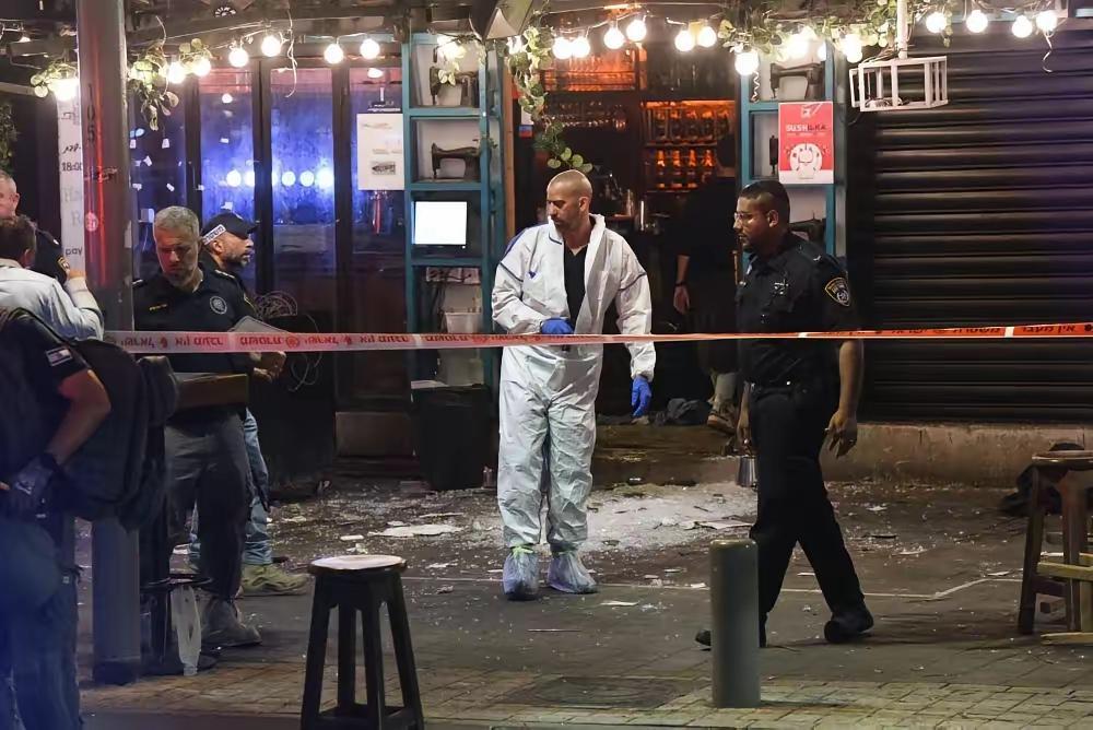 谁能想到以色列本土也会突发这样的袭击？看似偶然的一枪，实则是中东这片土地上积怨的