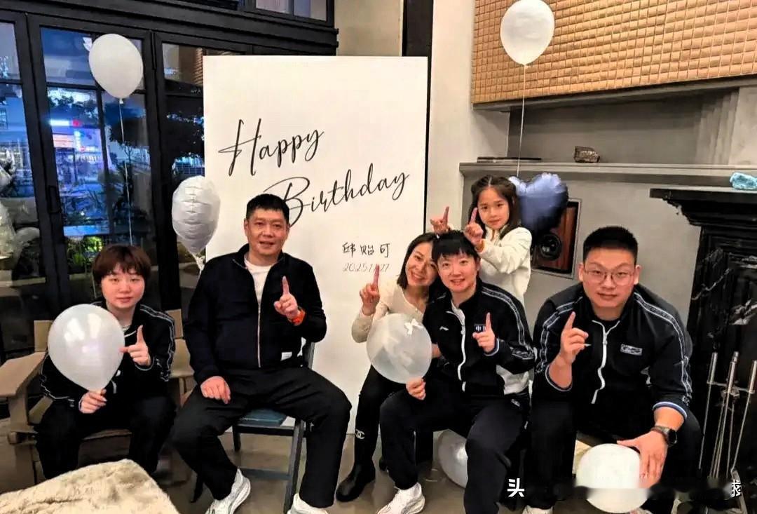 邱贻可太幸福了吧：3 个女儿给他庆祝生日！

昨晚的 COCO 是世界上最幸福的