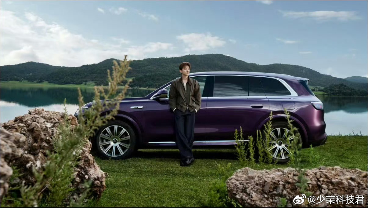 问界品牌挚友白敬亭又来了，上次是问界M8，这次是问界M6。白敬亭一身黑+问界M6