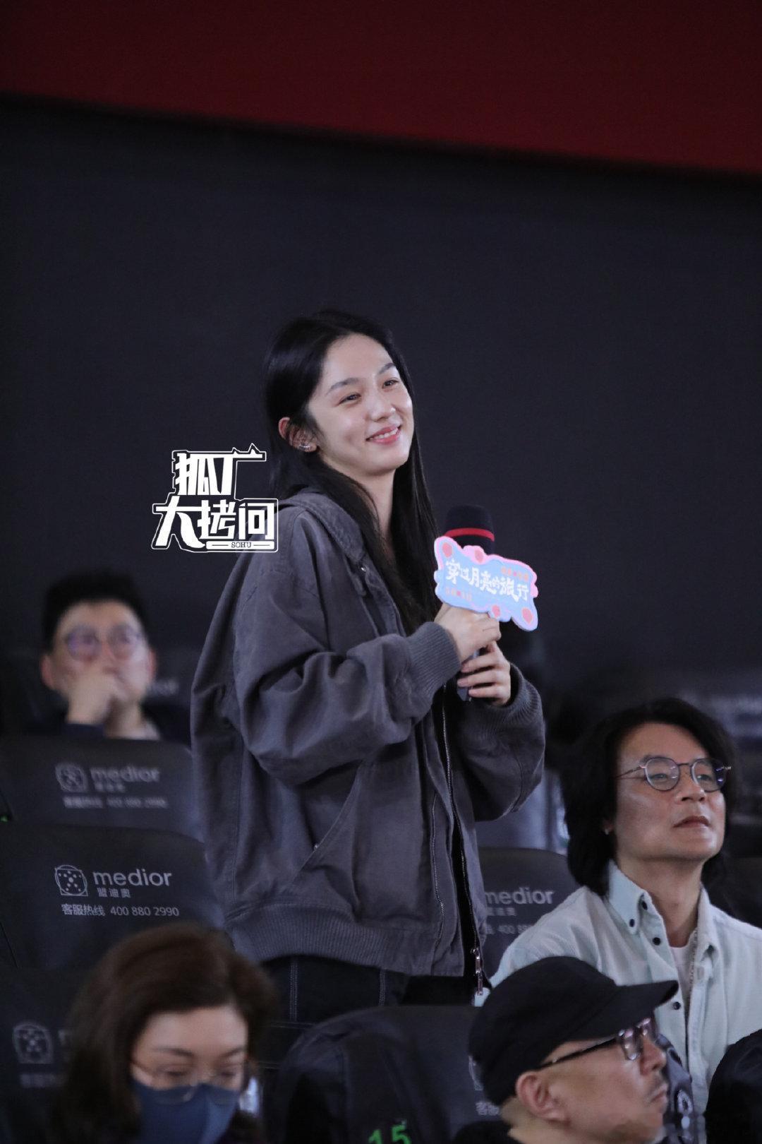 周也素颜被审判了，光线差加上素颜其实还好 ​​​