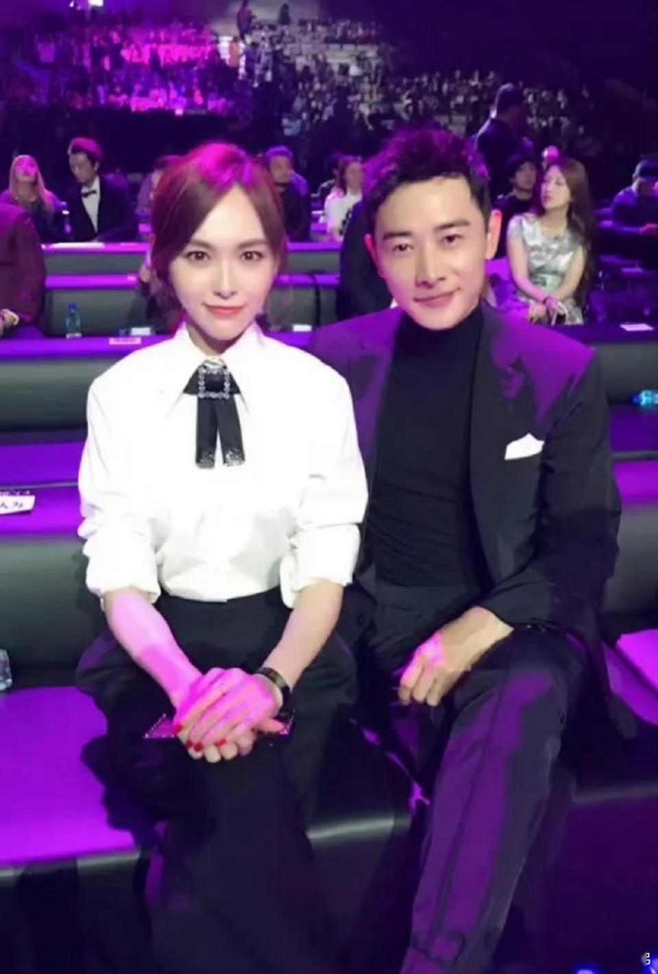 最近唐嫣罗晋离婚传闻闹得沸沸扬扬，可偏偏又碰上罗晋父亲离世，看着罗晋，真的有点心