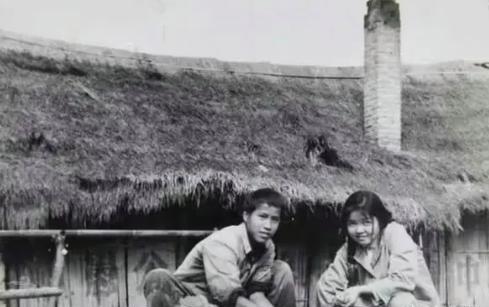 1973年，知青郑庆全和30岁“光棍”刘二蛋一起守场院。晚上，他们抓到了偷粮食的
