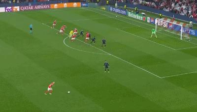 本菲卡4比2皇马皇马可以预定最佳小丑了，彻彻底底的羞辱，被人门将绝杀破门，踩着头