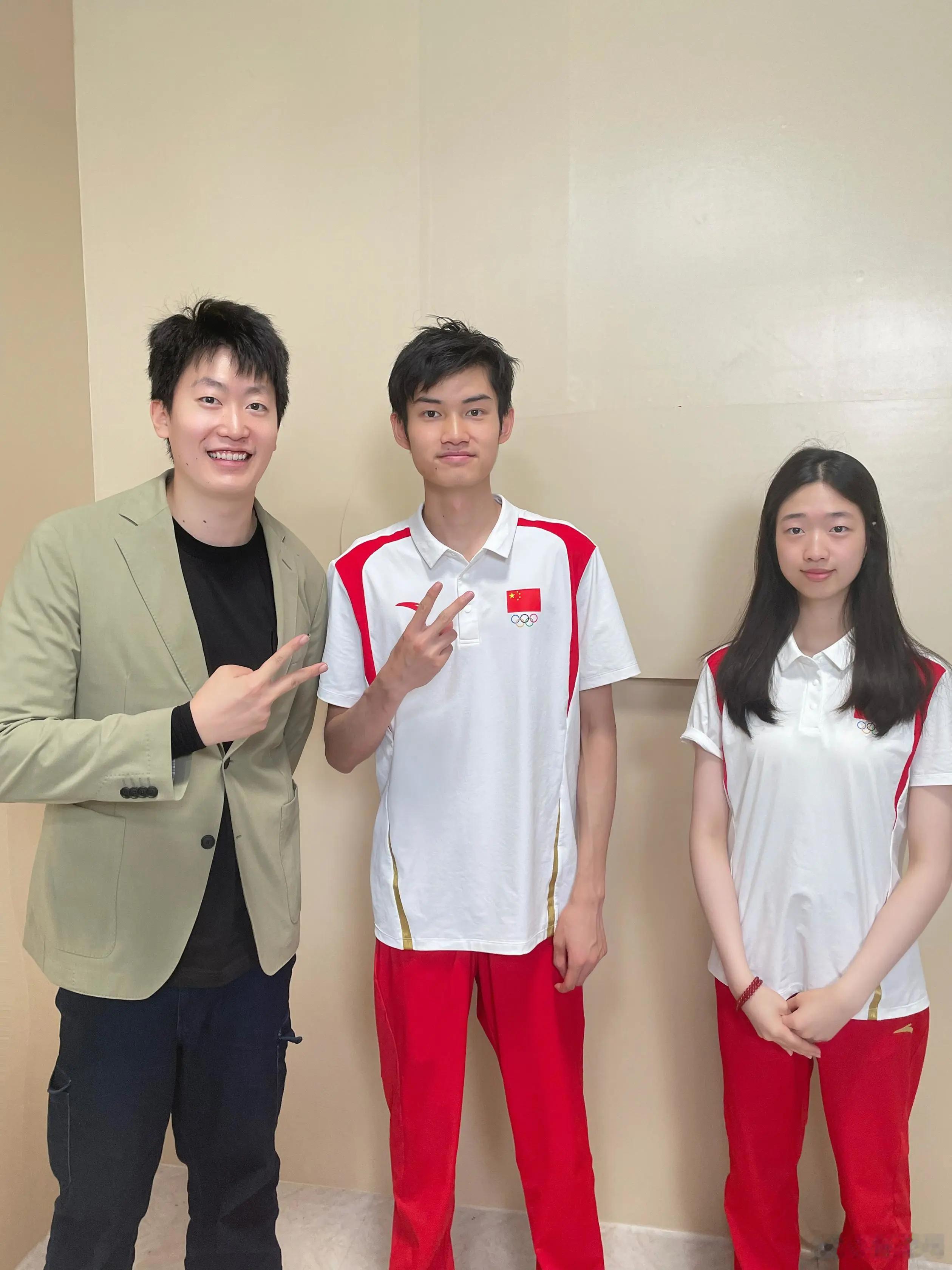 #2024LPL夏季赛##英雄联盟# 管泽元晒与奥运冠军合影：小孩哥小孩姐太棒了