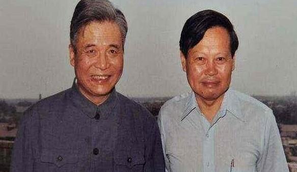 1986年，杨振宁问邓稼先两弹拿了多少奖金？

邓稼先笑着伸出两根手指各十块。