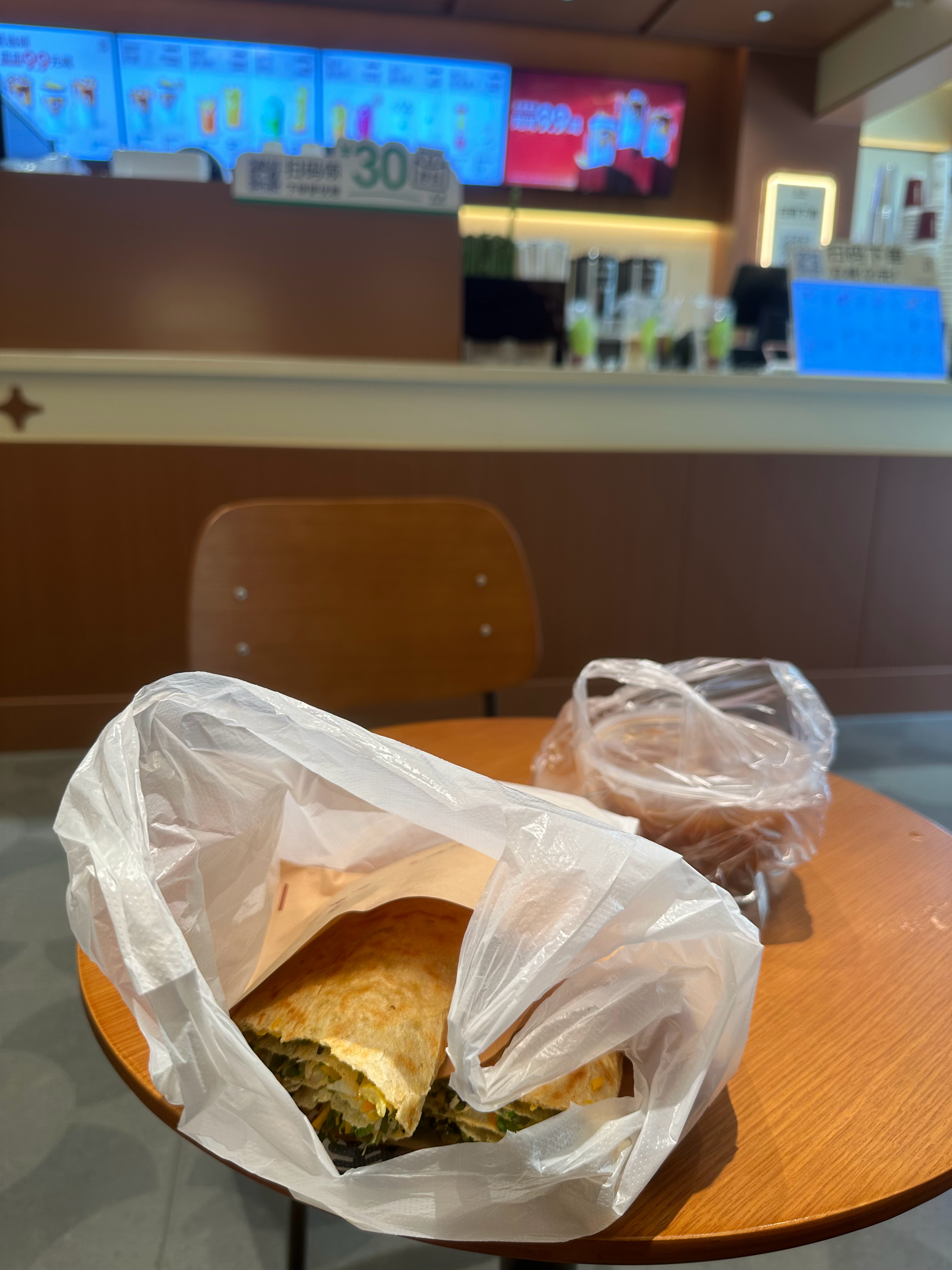 搭配有点奇怪买了个杂粮煎饼8块，送一碗绿豆汤，再配一杯生耶拿铁，阵容越怪，吃的越