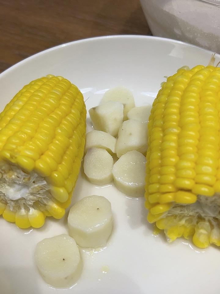 减肥期,怎么吃既能瘦还吃得满足?减肥中，早餐的主食是玉米和山药，搭配豆浆和鸡蛋，