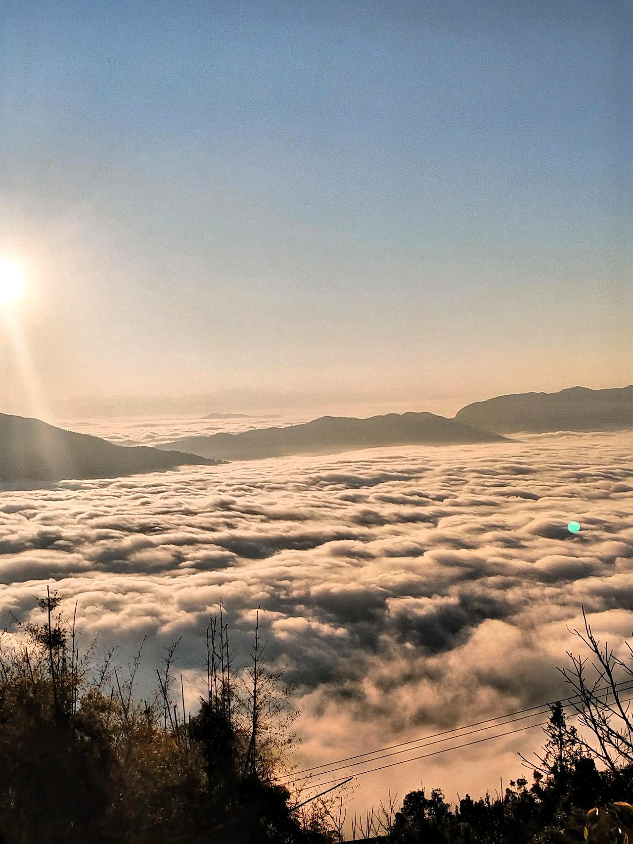 云海之上，阳光洒满山峦，仿佛置身仙境，随拍。