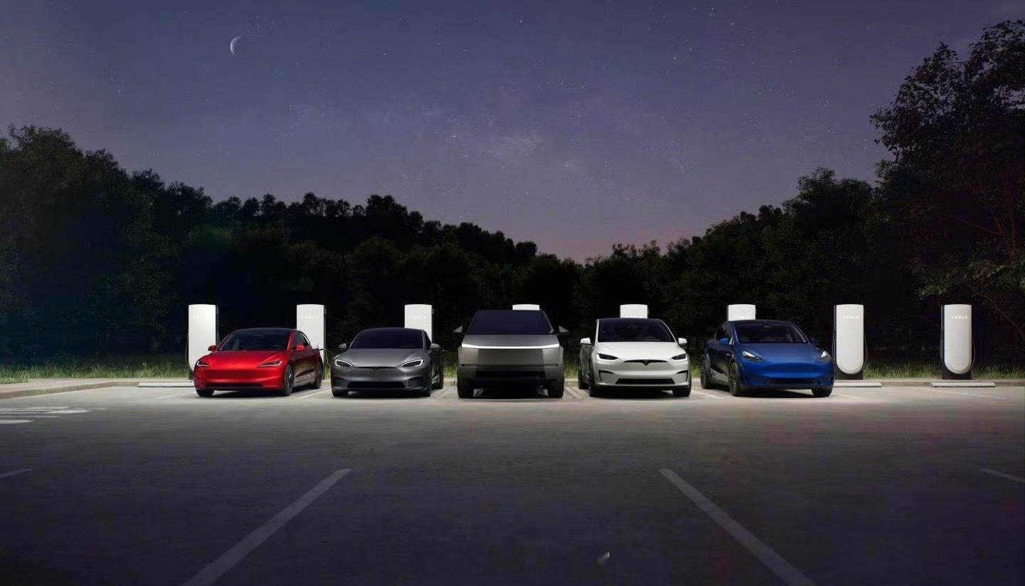 马斯克在达沃斯世界经济论坛上表示，特斯拉需驾驶员监督的 FSD 最快或在下个月获