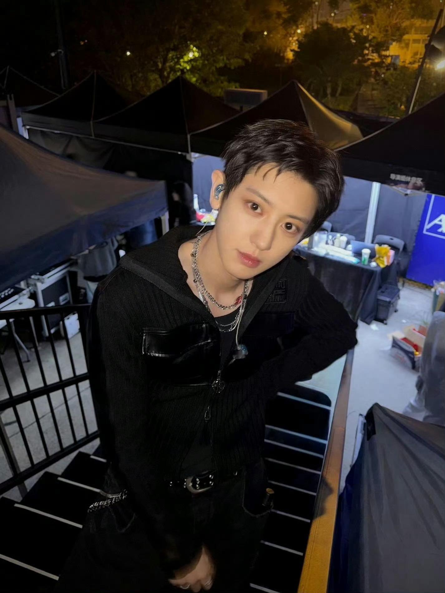 朴灿烈ins更新，灿烈的兵来了，好帅啊！ 